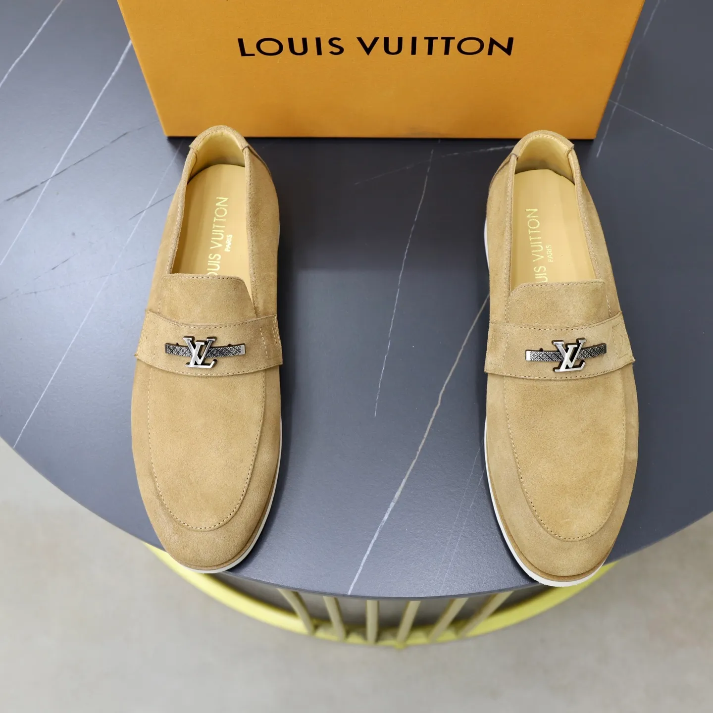 Ex-factory price: 442💰🙅‍♂️🙅‍♂️🙅‍♂️ Brand: LV Louis Vuitton Standard code: 38-44 (45 customized) Grade: Same as the official website Material: Original cow suede material stitching Comfortable and breathable cowhide lining Lightweight wear-resistant foam outsole Style category: Men's fashionable casual shoes Running sports shoes Distinguished luxury brand elements Top luxury color: actual picture color